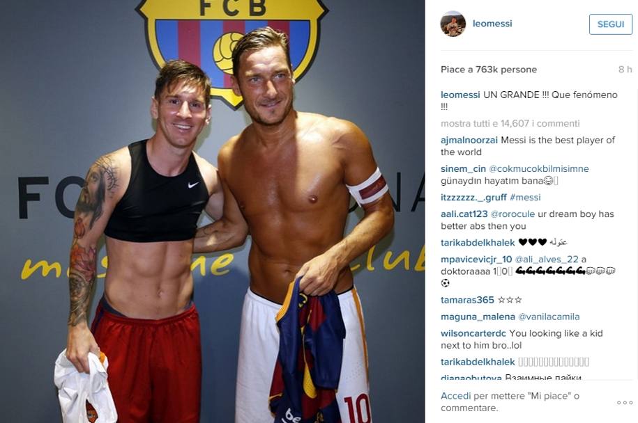 A fine partita, foto ricordo tra Messi e Totti. E Leo scrive: 